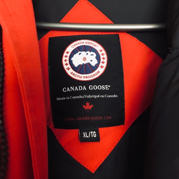 a red jacket (bomber) Canada Goose 🇨🇦 - Picture 3 of 6